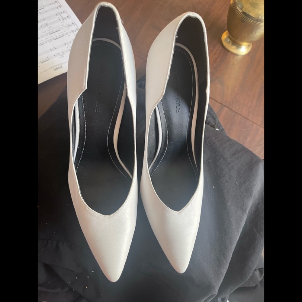 Like NEW KENDALL + KYLIE ABI HEEL White